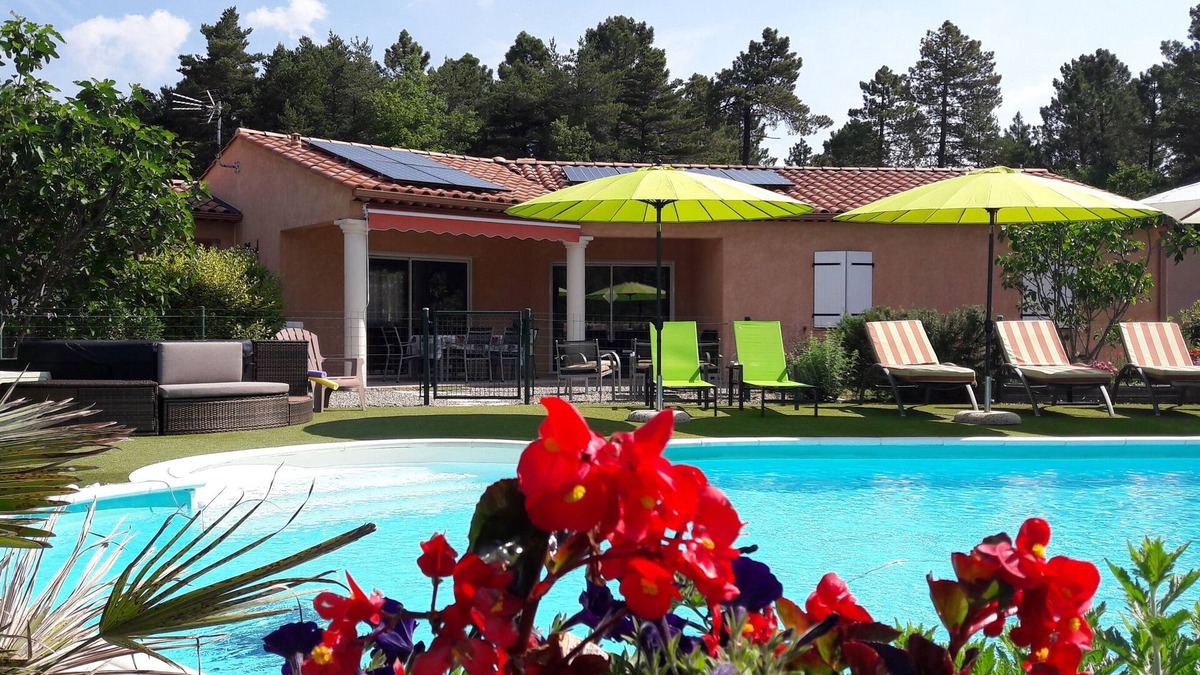 Regusse Villa | GORGES DU VERDON 30 MN, 3 BED VILLA. HEATED POOL, IDEAL FAMILY/FRIENDS