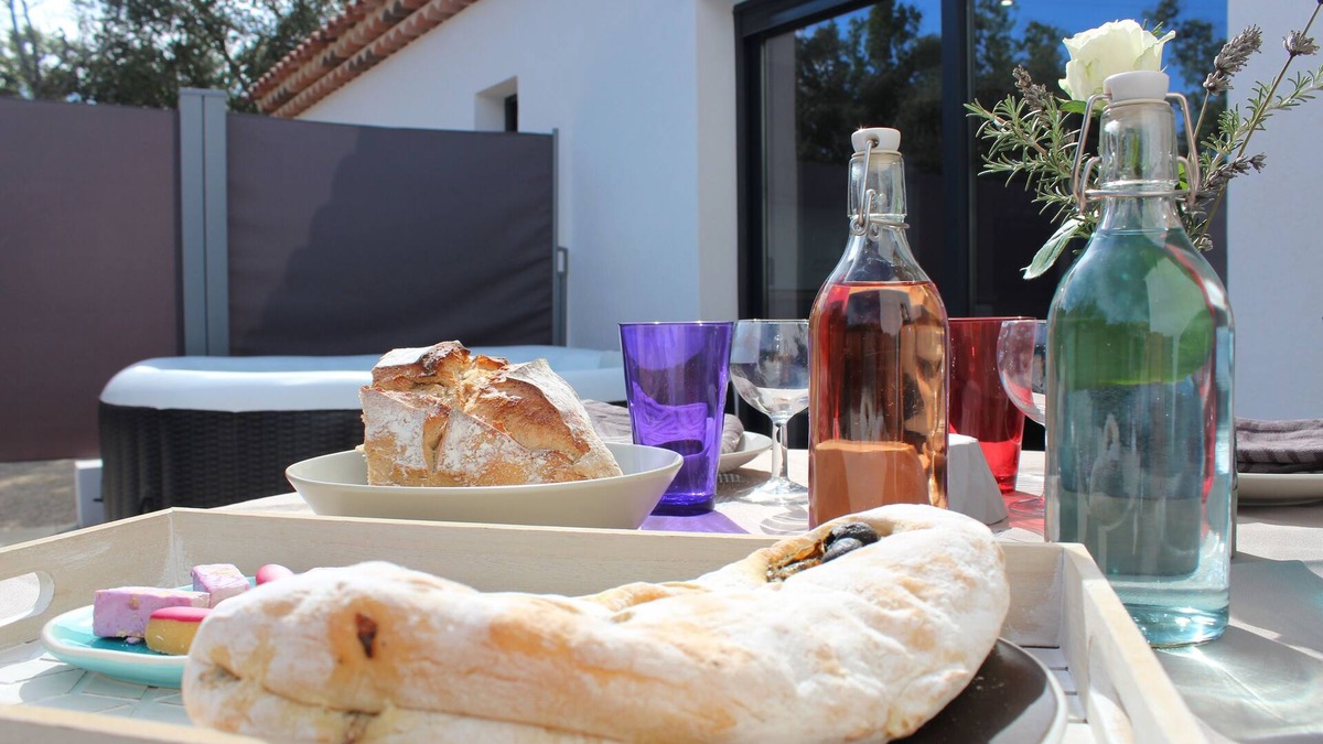 Regusse Cottage | Gorges du Verdon, La Cigale lounges at the Lakes and in the Jacuzzi
