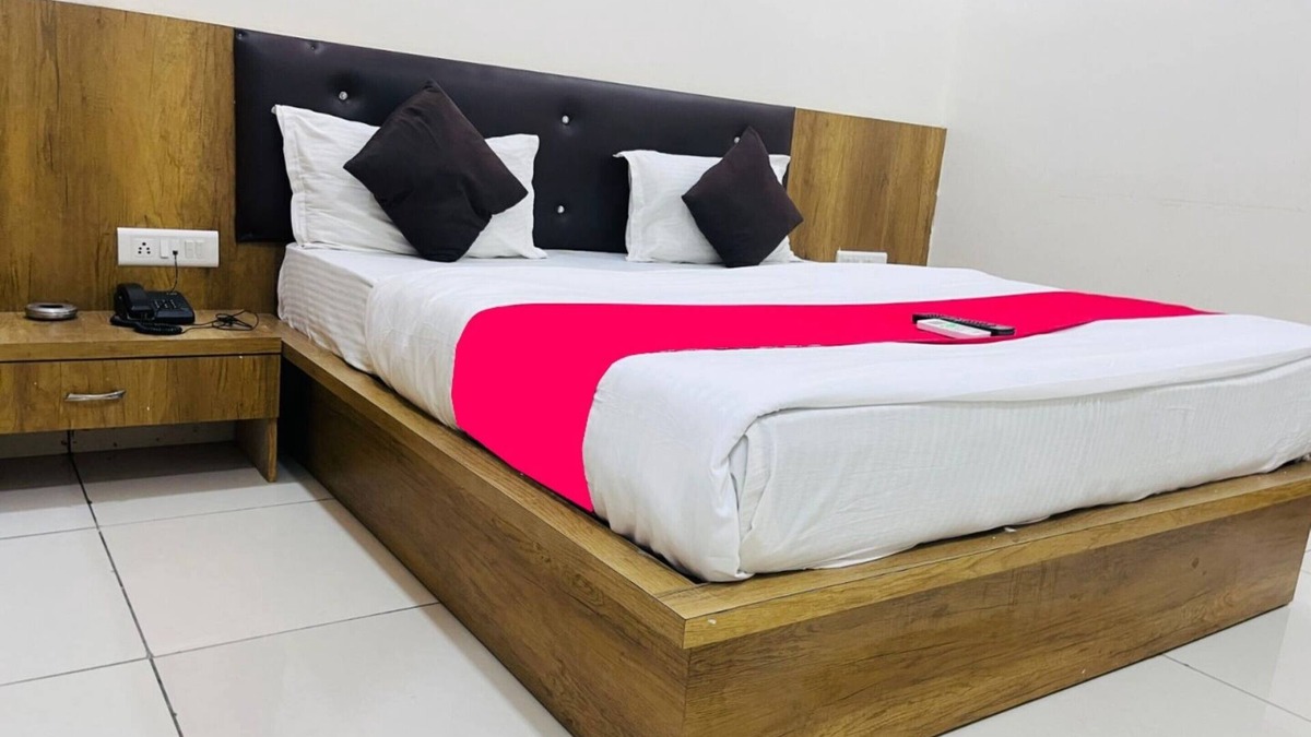 Changodar Hotel | Goroomgo Arsh Inn Ahmedabad
