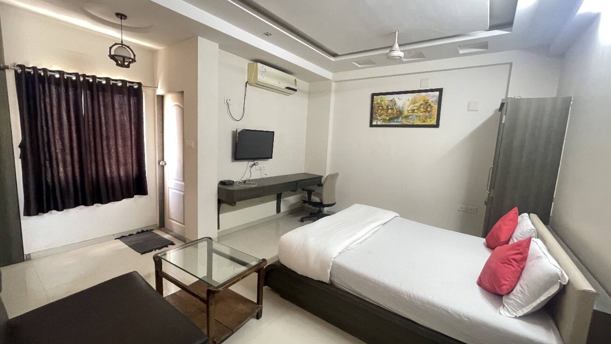 Rajula Hotel | Goroomgo Narayan Executive Gujrat