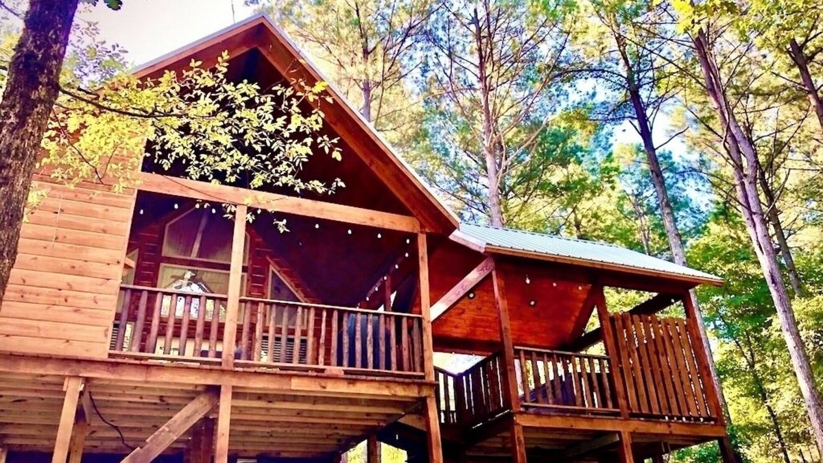 Broken Bow Cabin | GOTANYGRAPES Luxury Cabin- HotTub 2Masters 2Firpl - Perfect Fall & Winter Escape