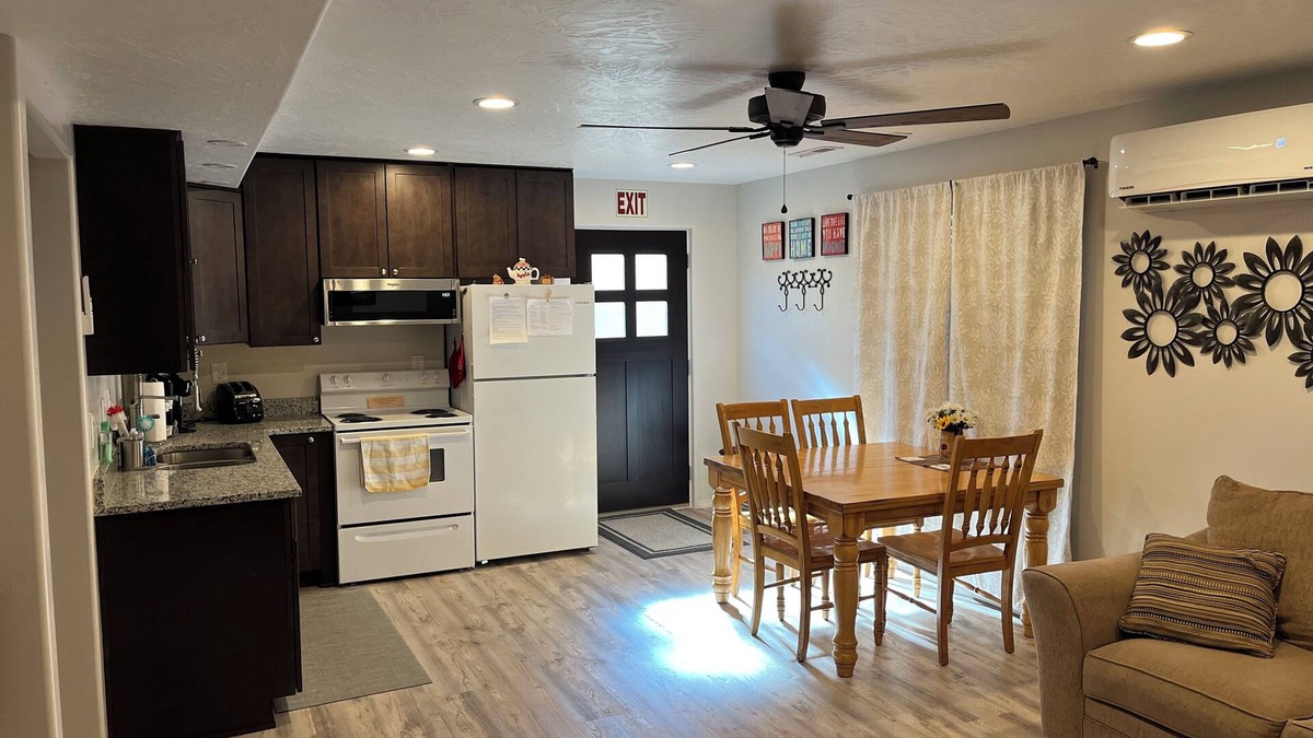 Hurricane Apartment | Gould’s Hideaway off street parking, close to Sand Hollow, Quail & Zion.