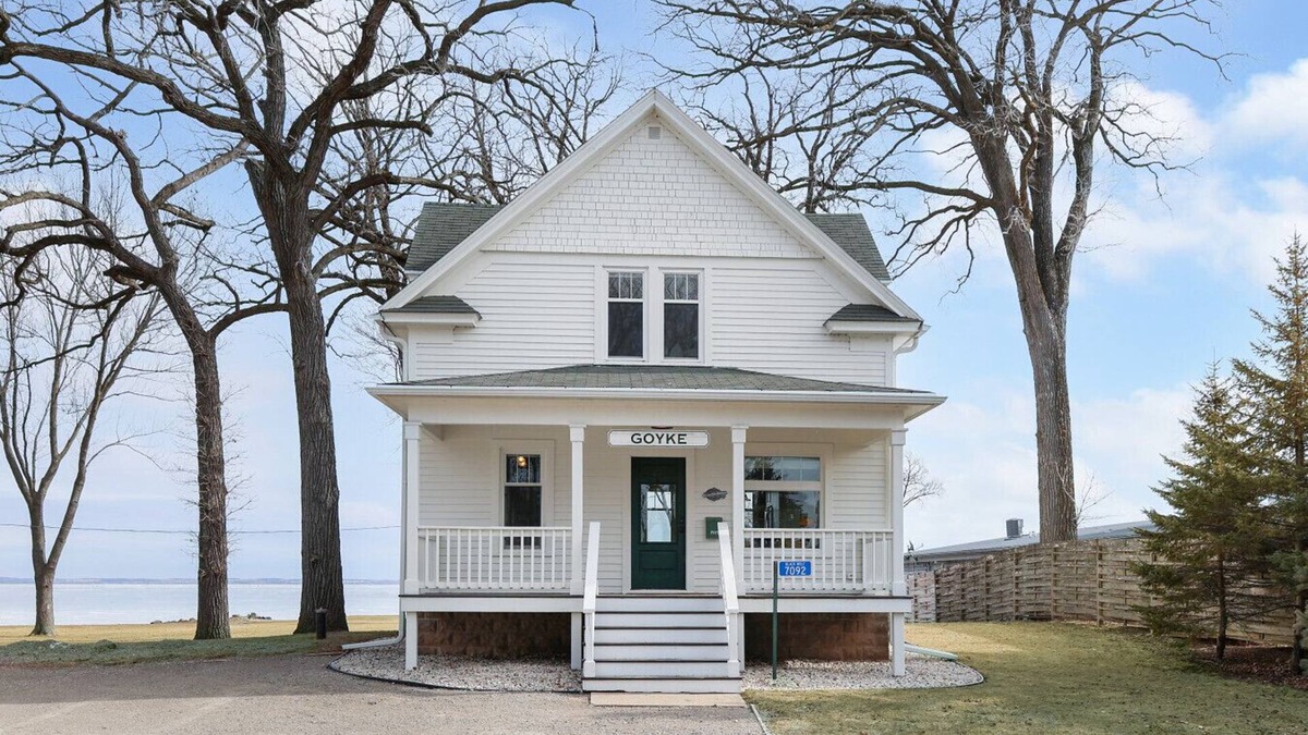 Black Wolf House | Goyke House- Best Lakeviews