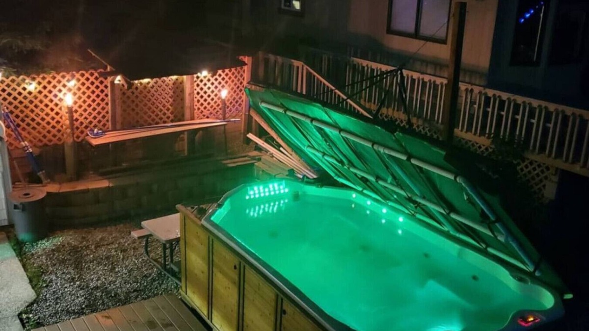 Grand Rapids Cottage | Gr Campau cottage 1 bed · Lakefront hot swim pool spa cottage