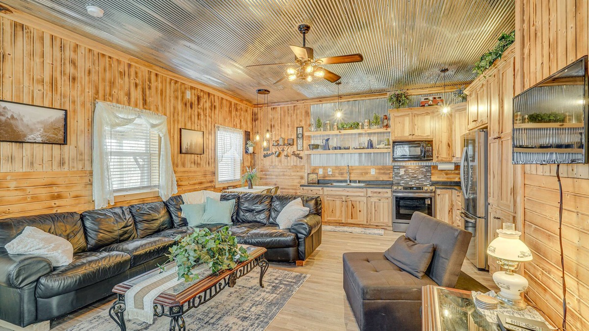 Rucker House | 'Grace Place' Clark House on Farm: Shared Hot Tub!