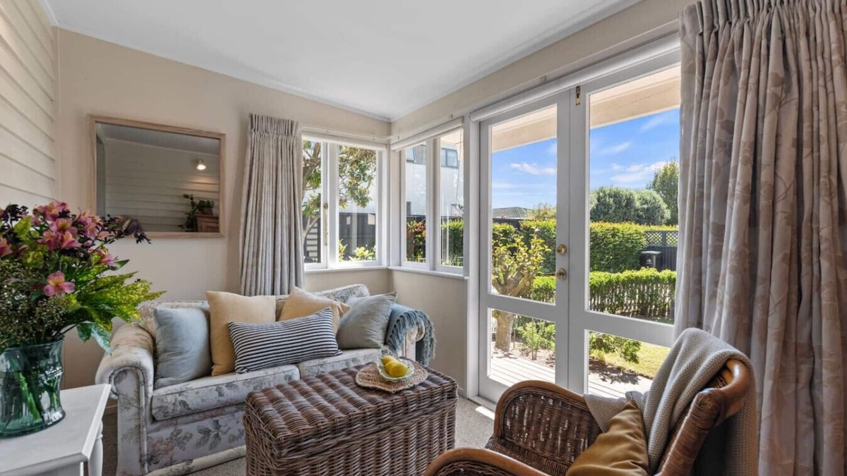 Tauranga South House | Graceful Character Cottage In The Leafy Avenues