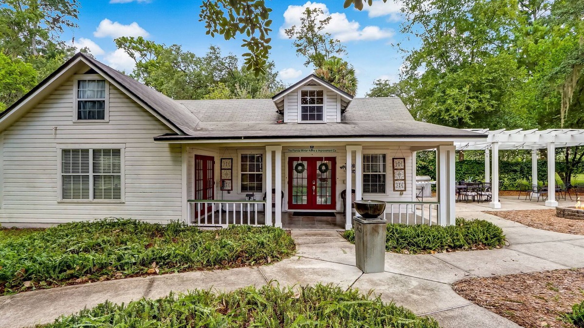 Orange Park House | Graceful Southern Guesthouse + outdoor living area