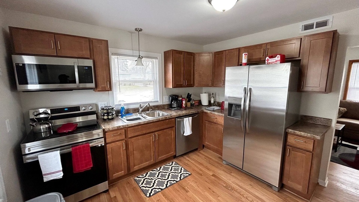 Racine House | Graceland! Pro Cleaned, Self Check In, Sleeps 8