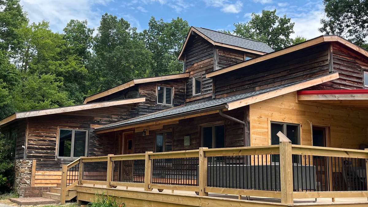 Beyer Cabin | Gracious countryside retreat NE of Pittsburgh at Artist’s Cabin