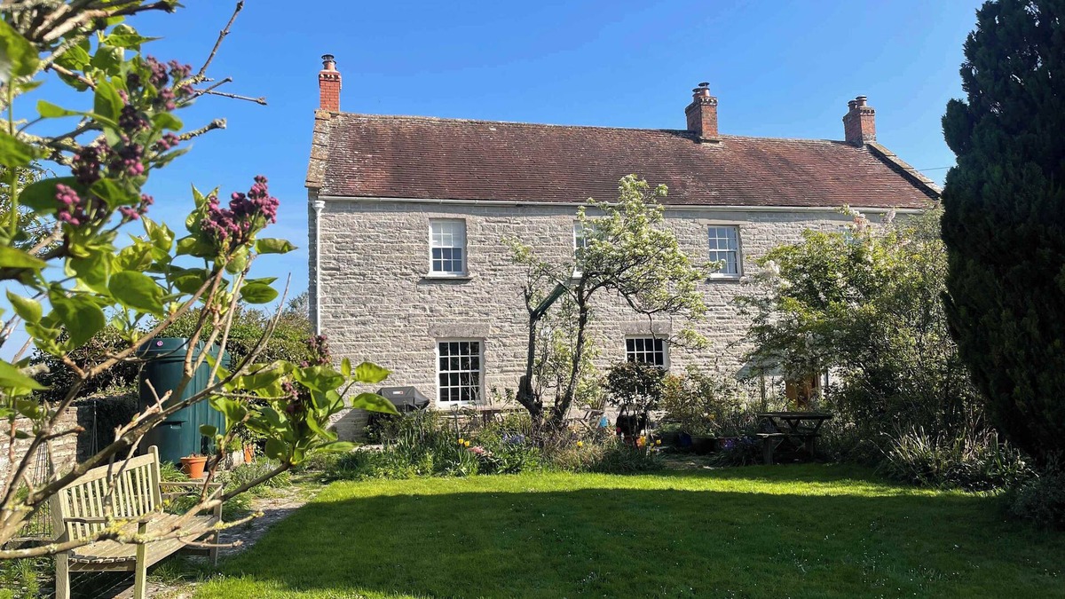 Kingsdon House | Grade II Listed House, Tranquil Garden & Parking