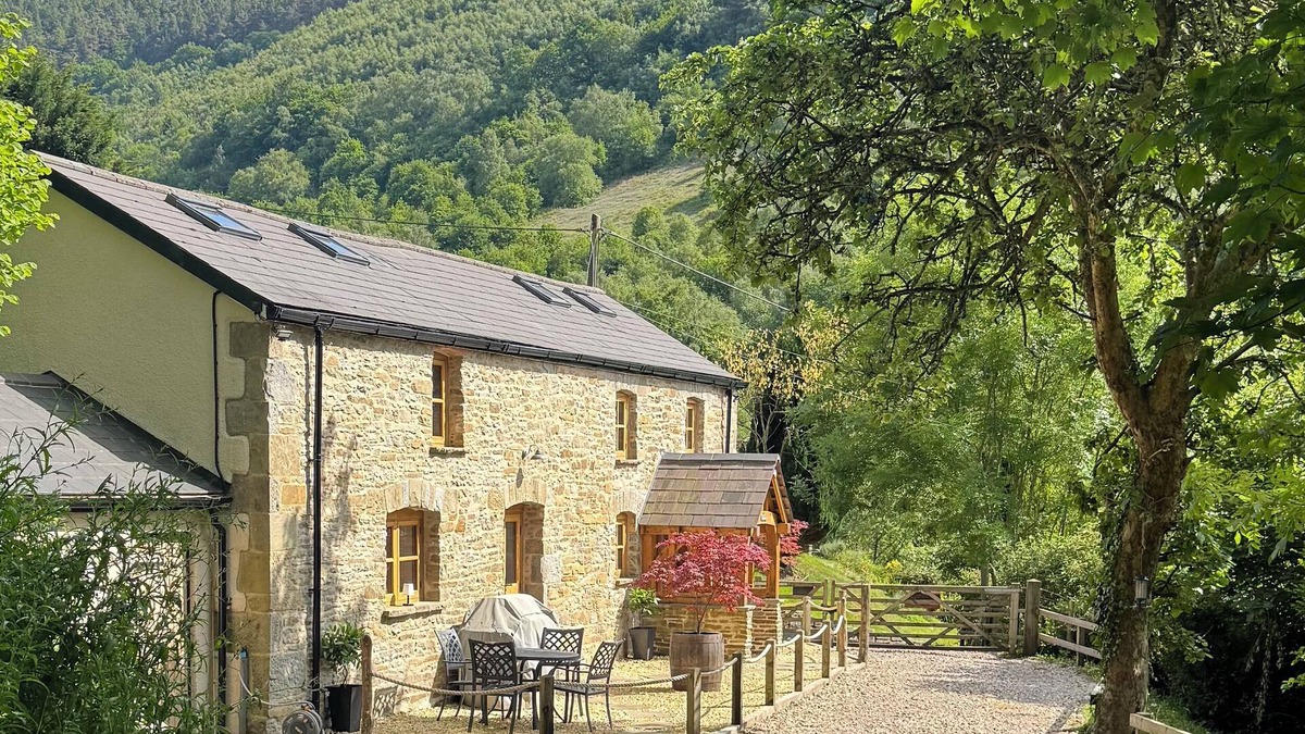Cwmcarn Cottage | GRAIG COTTAGE, pet friendly, with open fire in Cwmcarn