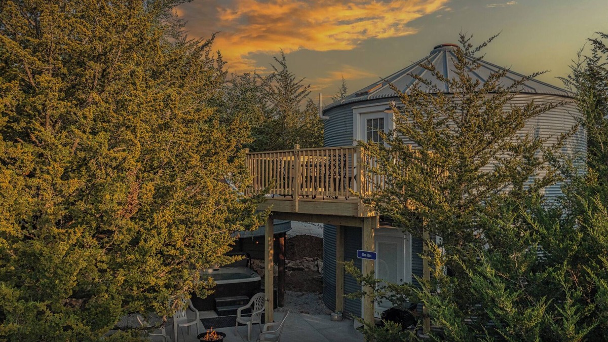 Ashland Cabin | Grain Bin Cabin w/Hot Tub. 2 levels w/Balcony. 1.5 Bathrooms & Pet Friendly!
