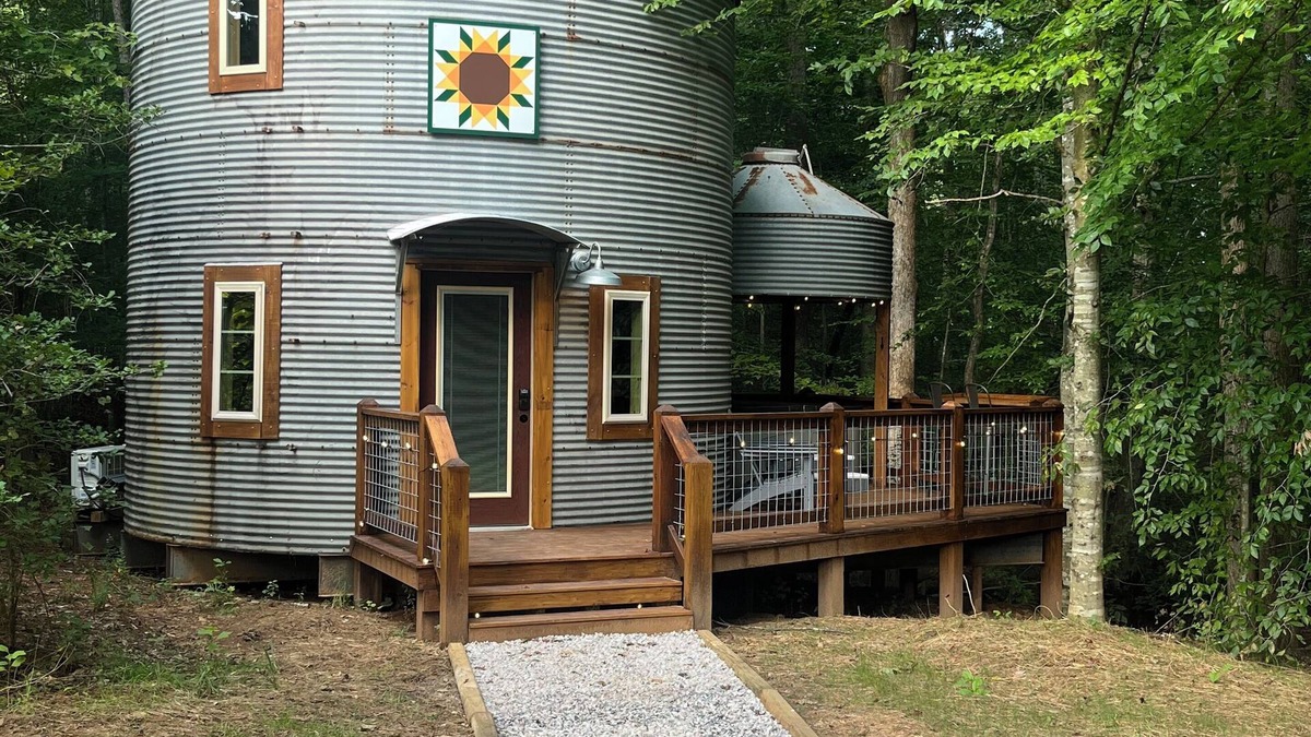 Shelby Apartment | Grain Bin Silo Tiny House with 1 bedroom, WiFi, AC and hot tub in Shelby