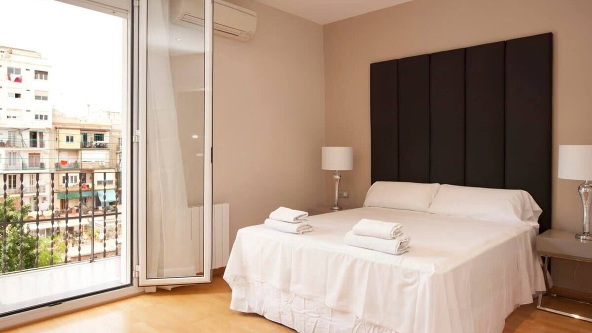 El Poble-sec Apartment | Gran Via modern and bright 3BD with terrace