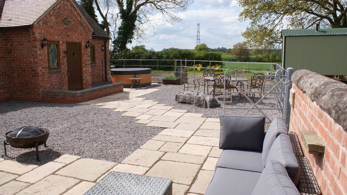 Alcester House | Granary at Oaks Barn Farm, Kadai fire bowl & optional hot tub, country location