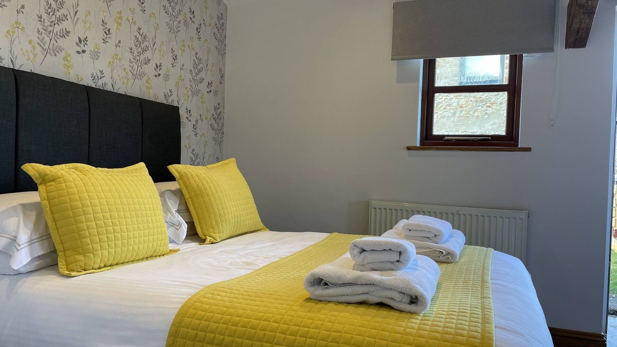 Widemouth Bay House | Granary Sleeps 4 (2 Bedrooms) with hot tub