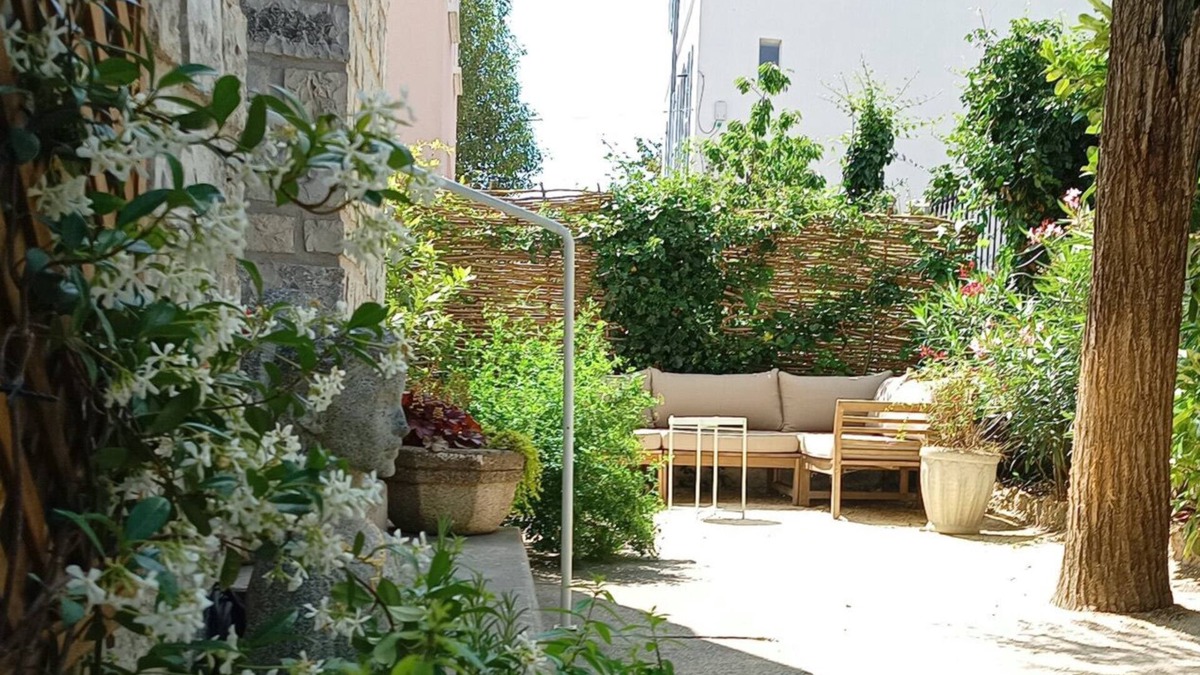 Route d'Arles Apartment | Grand Appartement de 75m2, 2 Chambres et Jardin