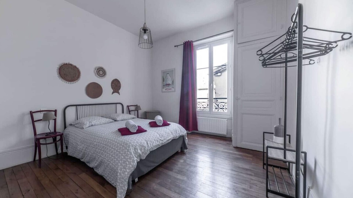 Champ-Capelet Apartment | Grand appartement design, 5' centre, pkg gratuit