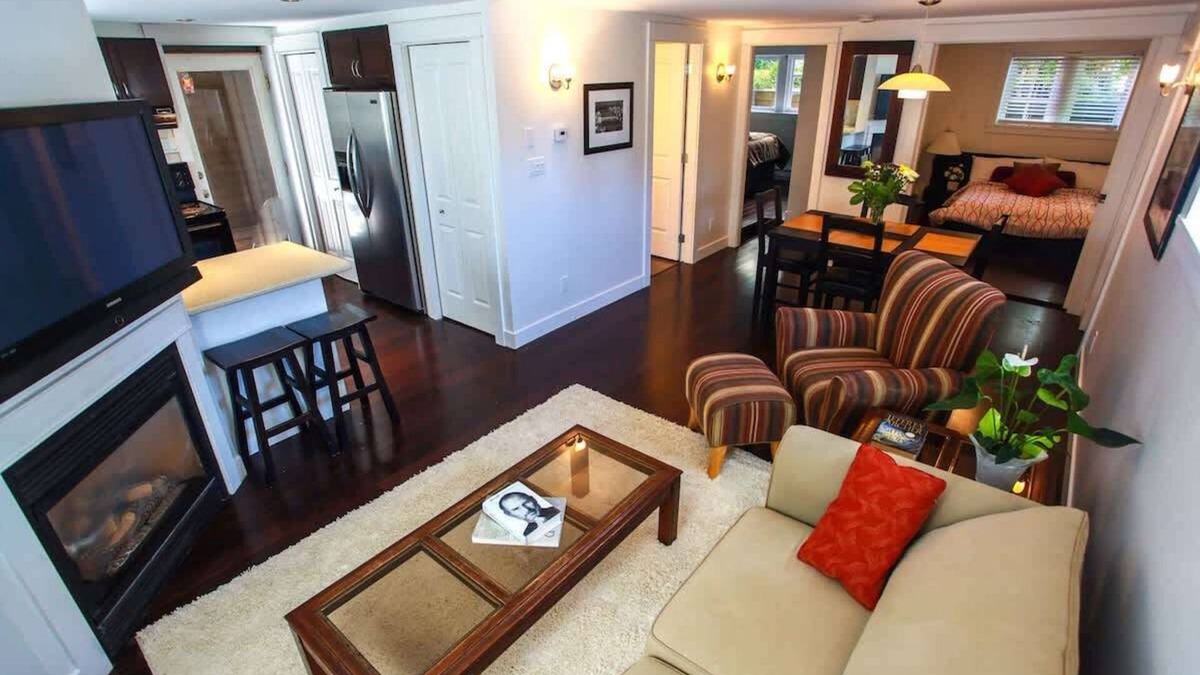 Central Lonsdale House | Grand Boulevard Retreat- quiet suite in North Vanc