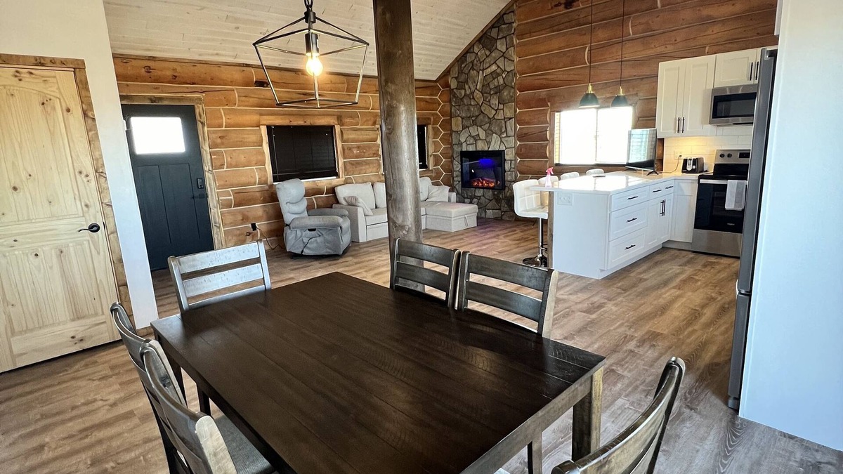 Valle Cabin | Grand Canyon Cozy Log Home with Hot Tub