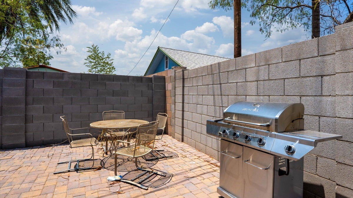 Alhambra House | Grand Canyon Getaway: Fire Pit + Cornhole + More