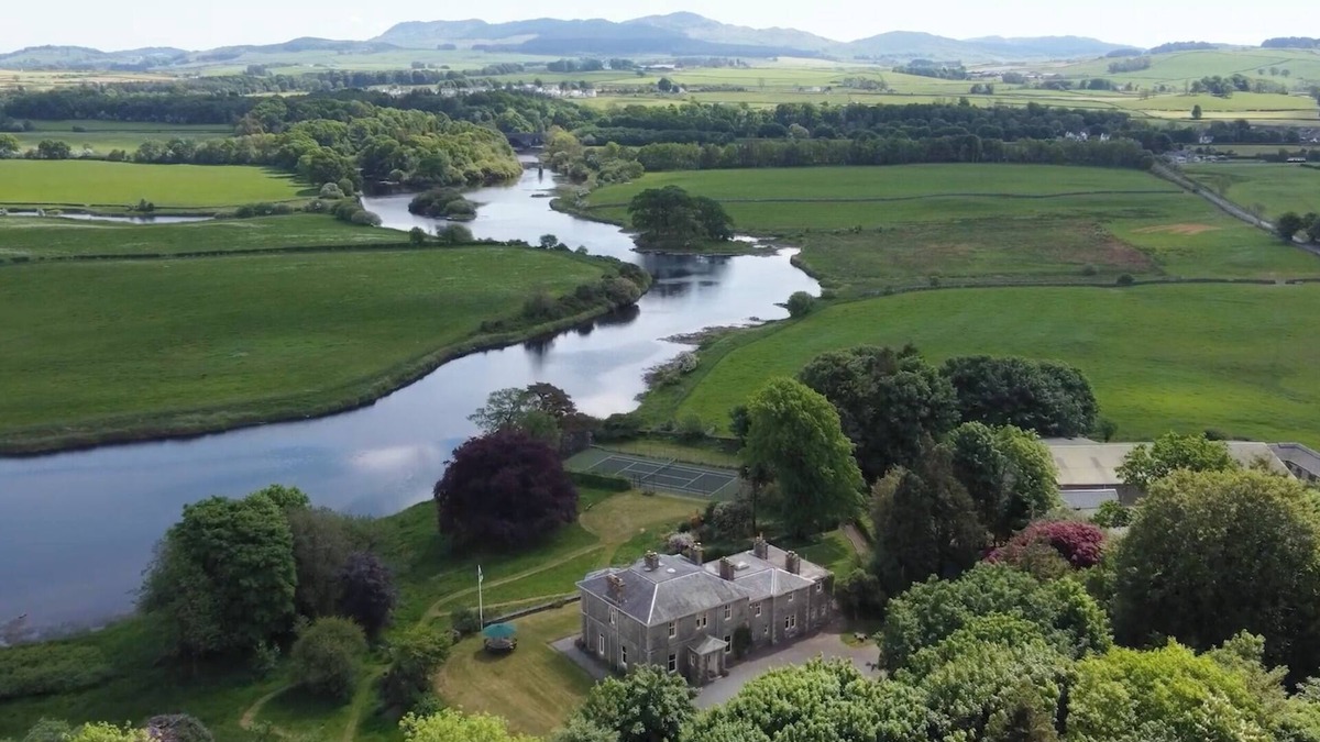 Castle Douglas House | Grand country house ideal for large/family groups on the banks of River Dee.