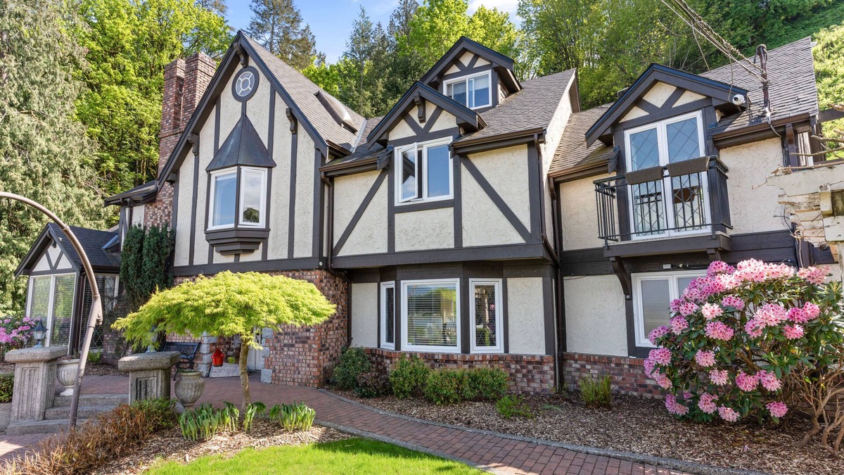 Chilliwack House | Grand English Style Home
