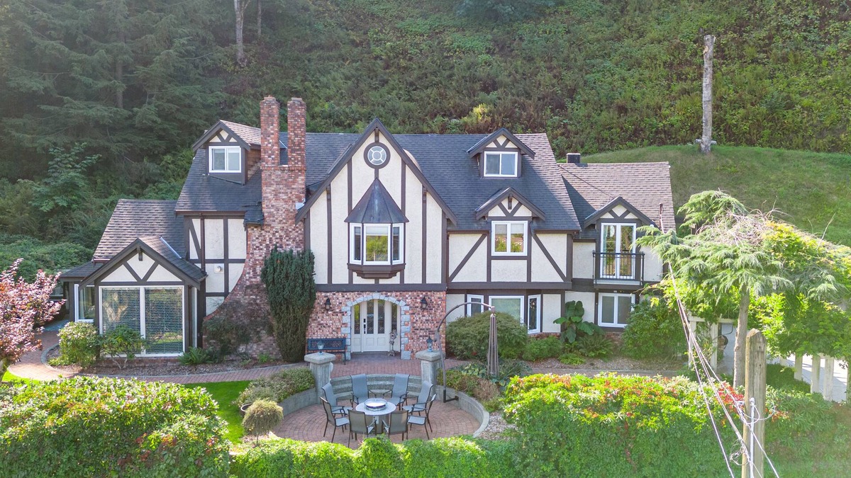 Chilliwack House | Grand English Style Home on Chilliwack Mountain