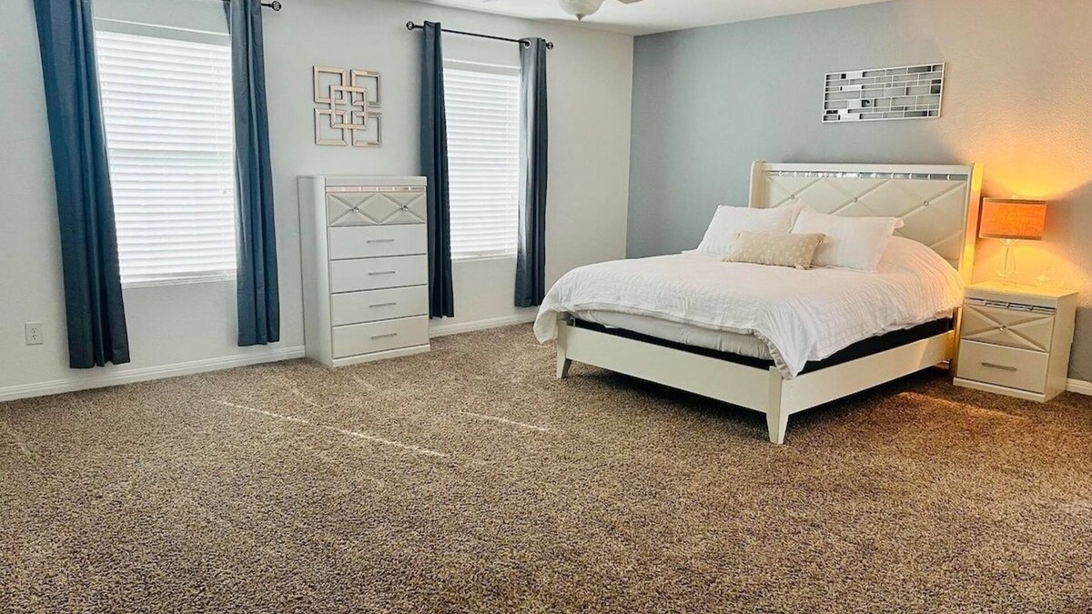 Temple House | Grand Family Escape - 1 minute from Water Park!