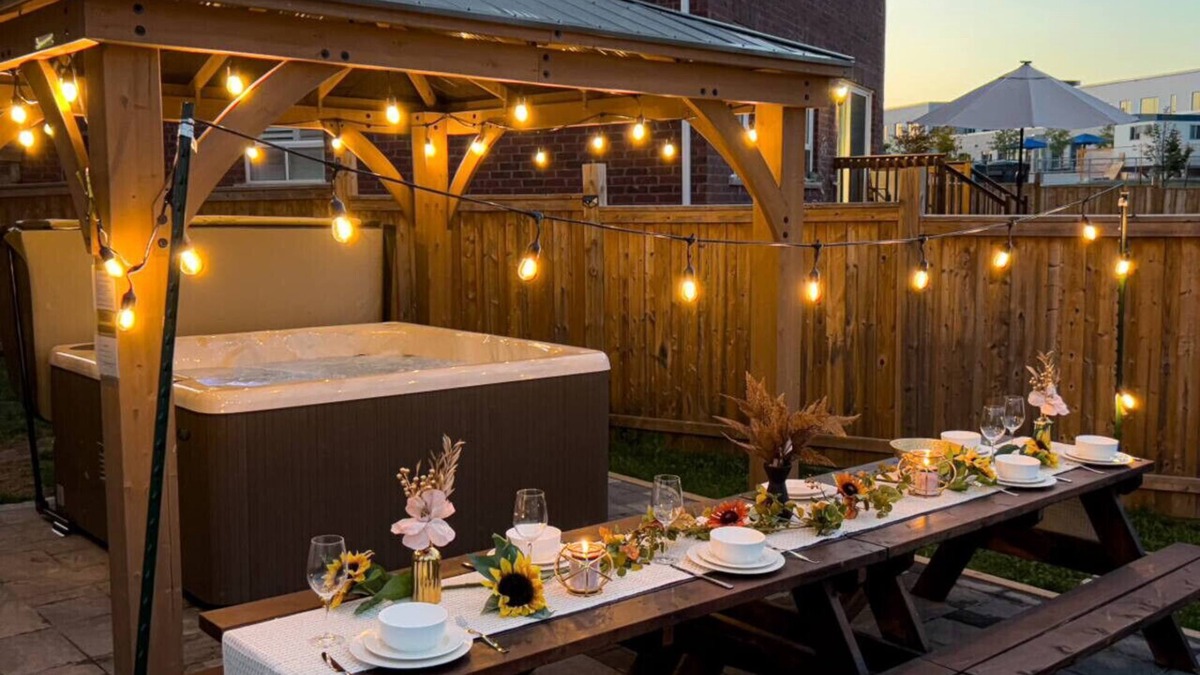 Durham Region Apartment | Grand family retreat w/7 BR, Pool Table & Hot Tub