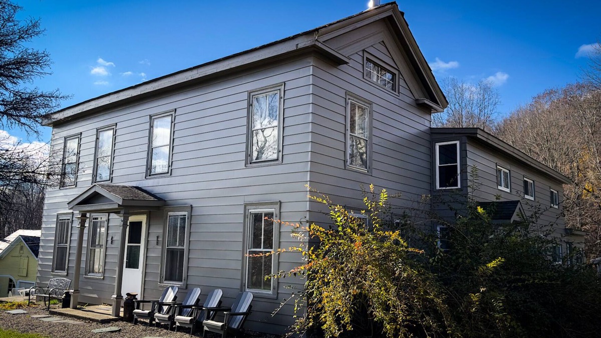 Hoosick Falls House | Grand farmhouse, big groups, close to skiing, 1 mi to VT, XL Hot Tub.