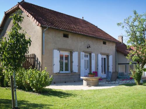 Cindre House | Grand Gîte Familial à la Campagne avec Jardin et Véranda, Près de Vichy et Moulins - FR-1-489-256