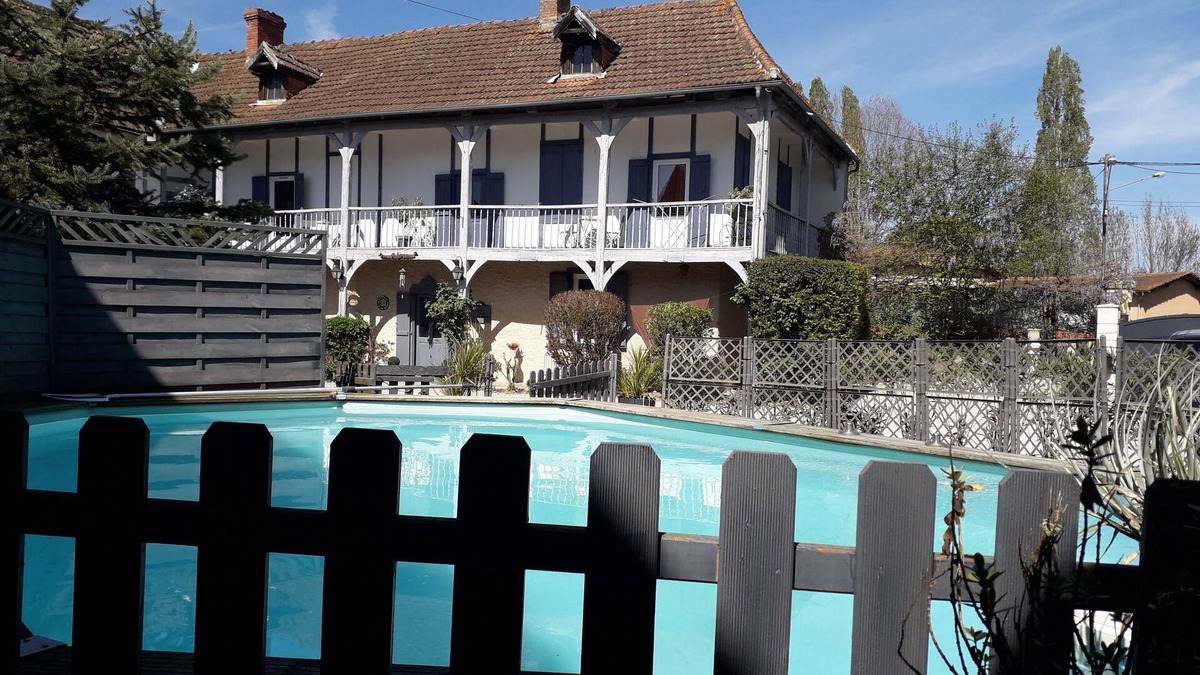 Laas House | Grand Gite des Trois Mousquetaires Swimming pools and reception room.