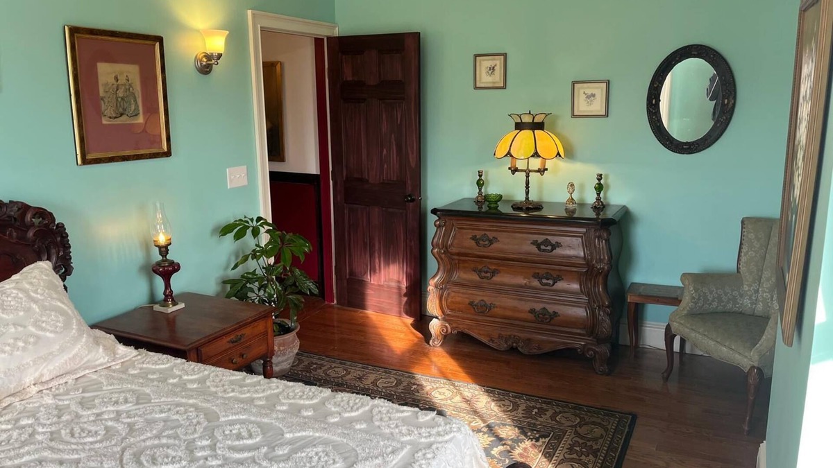 Seneca Falls Apartment | Grand Historic Downtown Apartment
