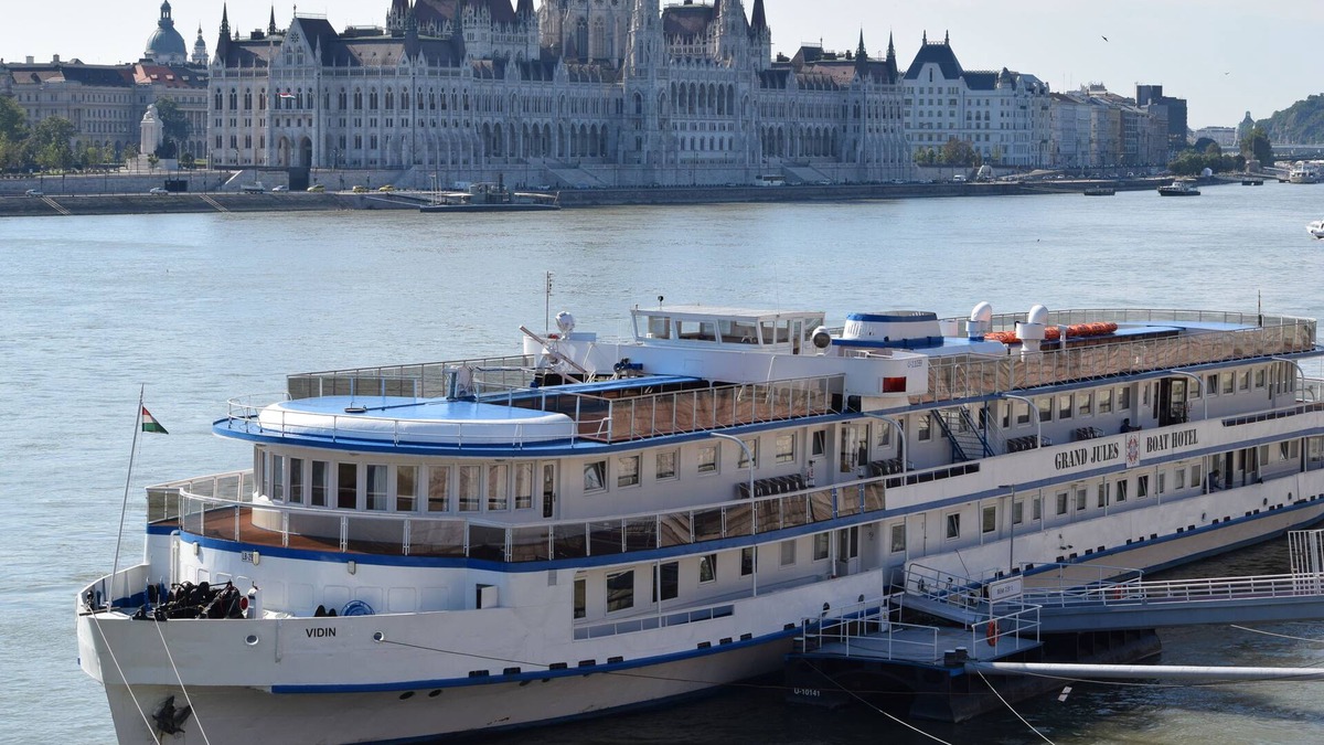 Felheviz Boat Rental | Grand Jules Boat Hotel Budapest