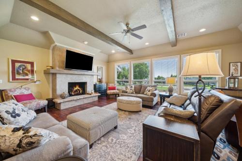 Vinita House | Grand Lake Reunion House-Community pool, hot tub, lake access