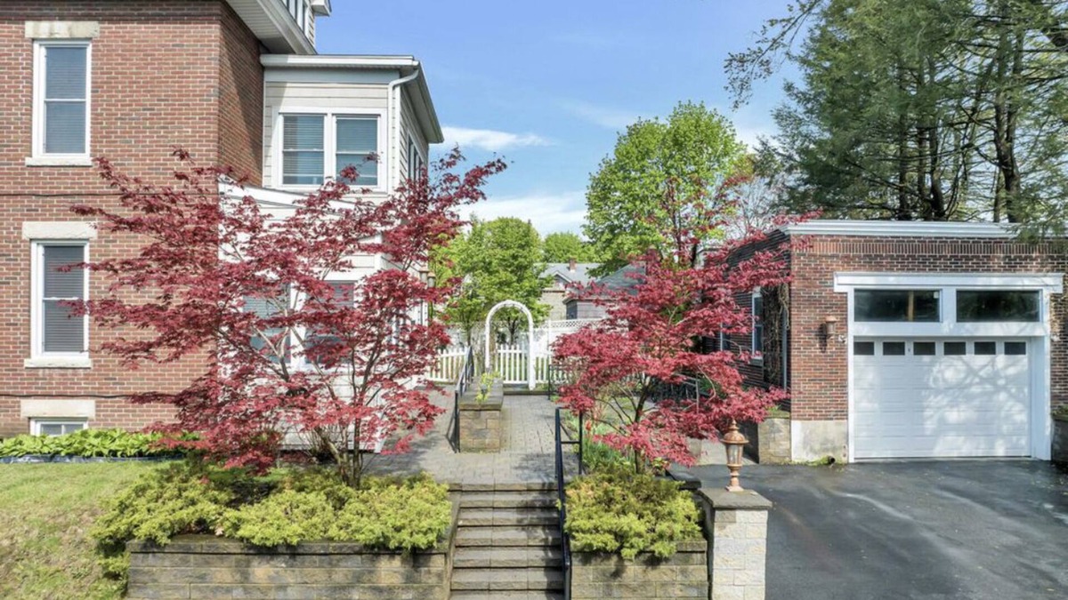 Melrose House | Grand manor in the heart of Albany. Walkable to eateries, grocery, and theatre.