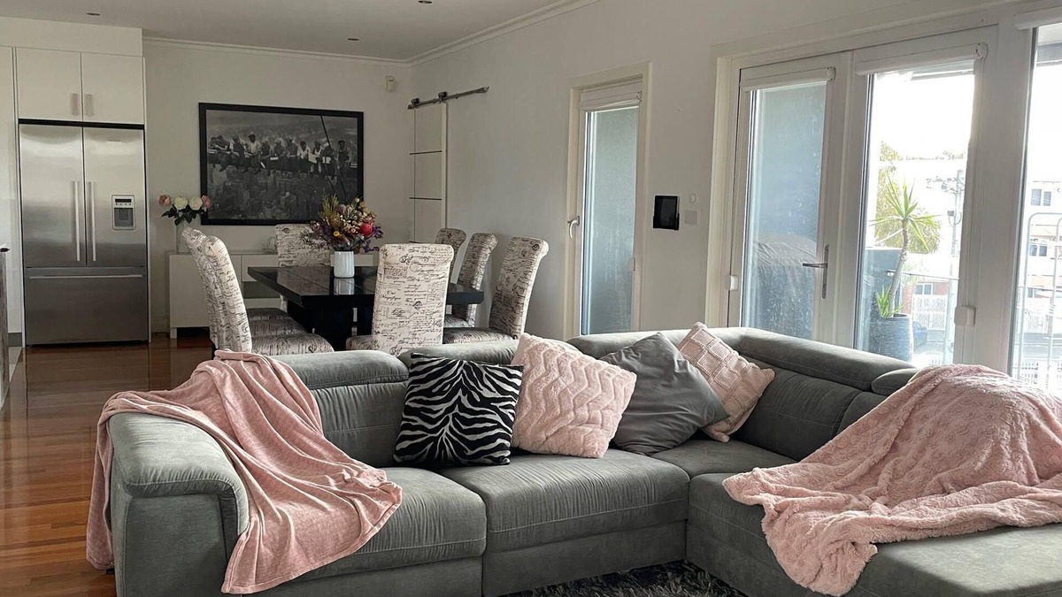 Port Melbourne House | Grand modern home close to beach and city with garage