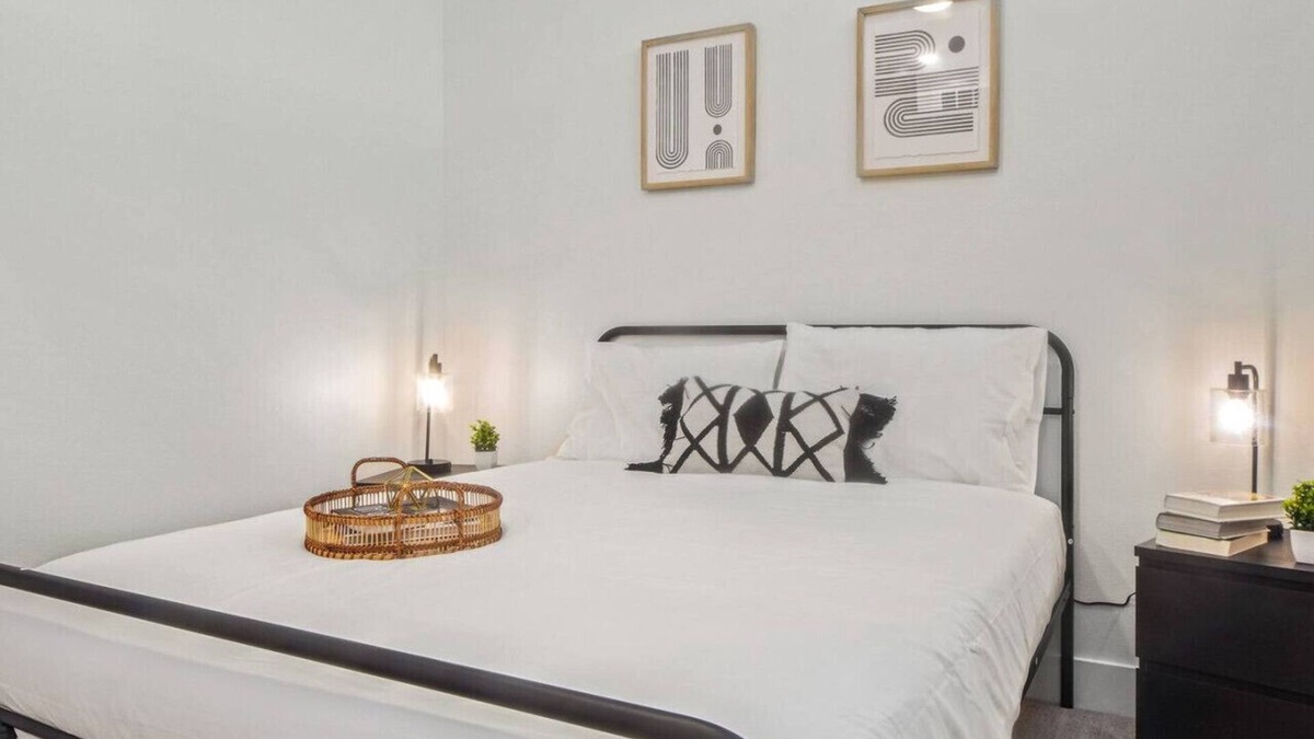 West Oak Hill Apartment | Grand New Studio Apartment with Pool and Golf Sim