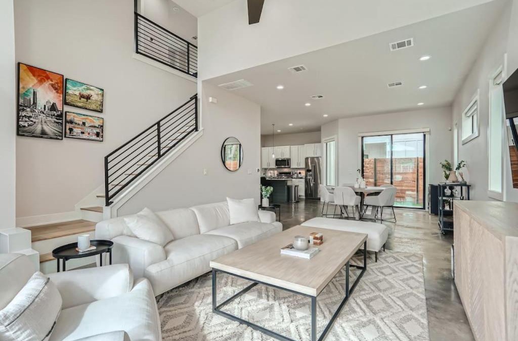 East Cesar Chavez House | Grand Oasis At E Austin With Pool
