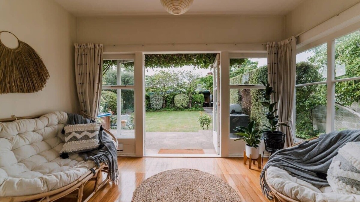 Merivale Villa | Grand Old Mansion - Sleeps 9