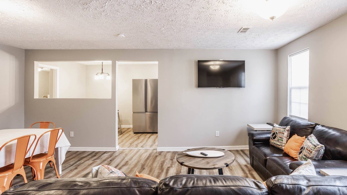 Sheridan House | Grand Park, Westfield, Space For Entire Team, Sleeps 30 comfortably. Unit B