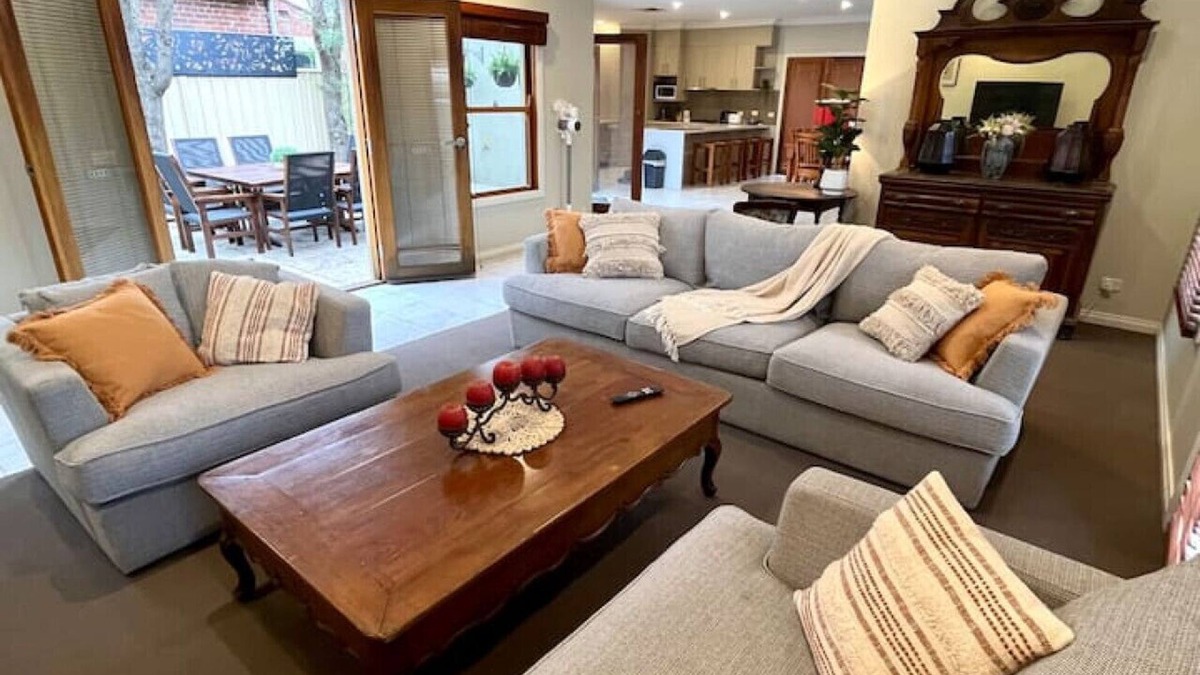 Albury House | Grand retreat in town