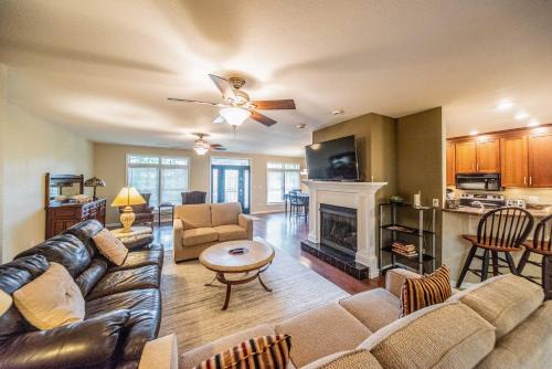 Grand Rivers House | Grand Rivers Home - Walk to Lakes and National Park!