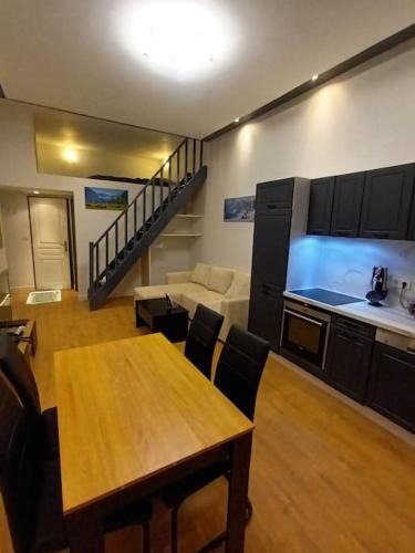 Voiron Apartment | Grand studio avec mezzanine