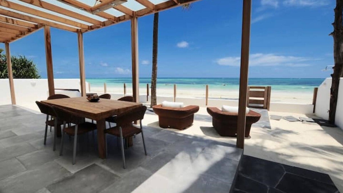 Kiwengwa House | Grand Suite Ocean Front private beach patio 8 pax (4 bedrooms 3 bathrooms)