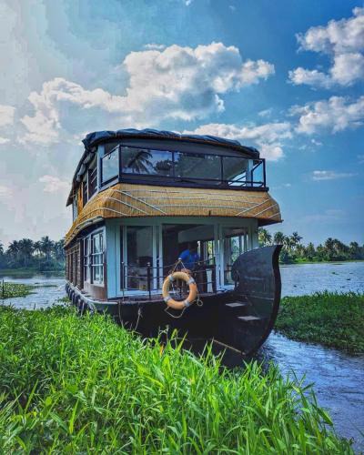Kumarakom Boat Rental | Grand Villa Houseboat