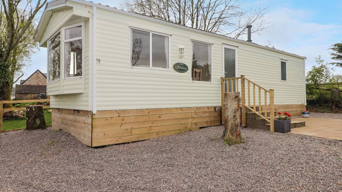 Pontypool Cottage | GRANDADS SHACK, pet friendly, with a garden in Pontynewynydd