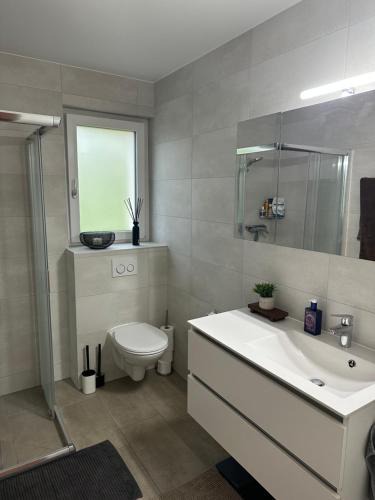 Remaufens House | Grande chambre avec salle de bain privé