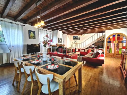 Saint-Vidal House | Grande maison au cœur d'un village historique avec terrasse et WIFI inclus - FR-1-582-308